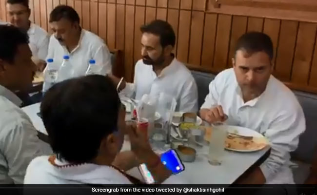 पटना के एक रेस्तरां में अचानक पहुंचे राहुल गांधी, डोसा और कॉफी का लुत्फ उठाया, देखें VIDEO