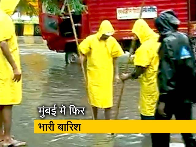 मुंबई में भारी बारिश से निचले इलाकों में भरा पानी, कई उड़ाने रद्द
