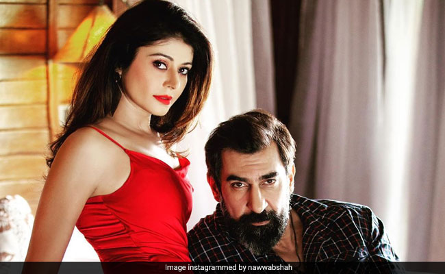 पूजा बत्रा और नवाब शाह रोमांटिक अंदाज में आए नजर, Photos हुईं वायरल