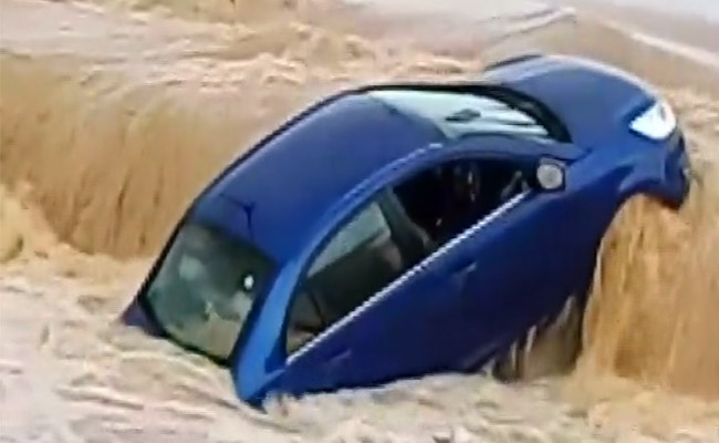 छत्तीसगढ़ : बाढ़ के पानी में कागज की तरह बह गई कार, देखें- VIDEO