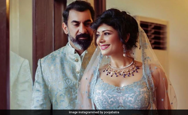 पूजा बत्रा नवाब शाह के साथ शादी के जोड़े में यूं आईं नजर, देखें Inside Pics