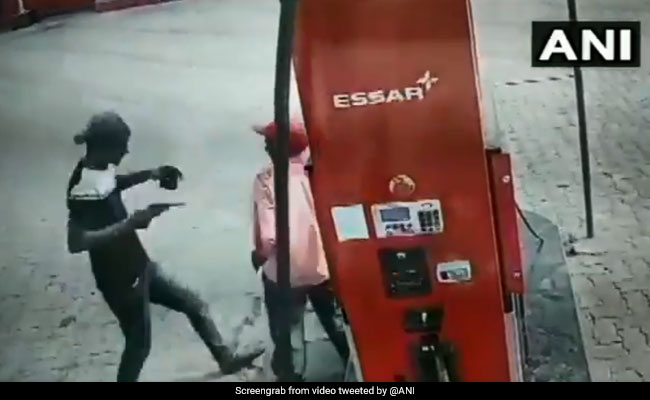 बाइक सवार बदमाश ने कट्टा दिखाकर पेट्रोल पंप के स्टाफ से लूटे 2500 रुपये