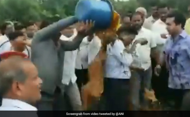 विधायक ने इंजीनियर पर फेंका कीचड़, फिर नदी के ऊपर पुल पर बांध डाला, देखें VIDEO