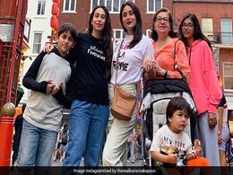 Kareena, Karisma And Nearly Full House In This Kapoor Pic. Don't Miss Taimur's Chill Kareena, Karisma And Nearly Full House In This Kapoor Pic. Don't Miss Taimur's Chill