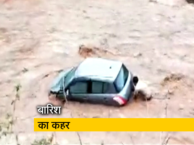 पंचकूला में फंसी कार, अंबिकापुर में पानी बहा ले गया