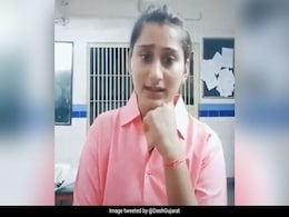 इस VIDEO के कारण सस्पेंड हुई गुजरात की महिला पुलिसकर्मी, सलमान के गाने पर थाने के अंदर कर रही थी डांस इस VIDEO के कारण सस्पेंड हुई गुजरात की महिला पुलिसकर्मी, सलमान के गाने पर थाने के अंदर कर रही थी डांस