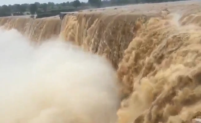 छत्तीसगढ़ में बारिश ने मचाया तांडव, सड़कों पर चली नाव, Video में देखें खौफनाक मंजर