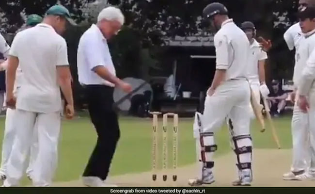 विकेट पर लगी बॉल और गिल्ली का हुआ ये हाल, अंपायर के फैसले के बाद झल्ला गया गेंदबाज, देखें VIDEO