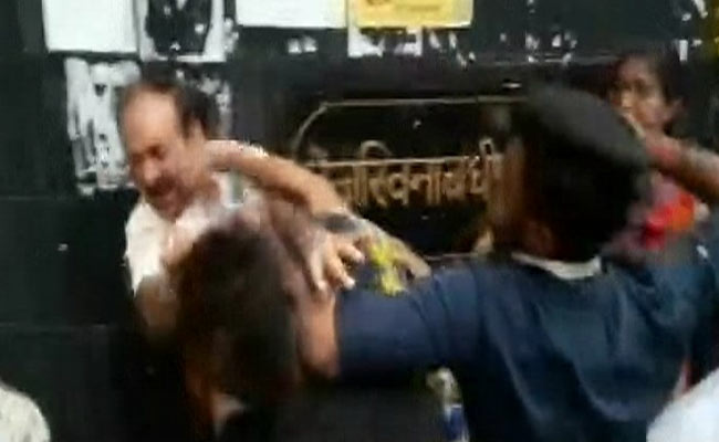 Professor Backing Students Refusing To Chant "Mamata <i>Zindabad</i>" Thrashed