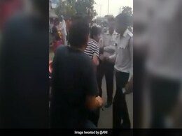 बिना हेलमेट बाइक पर नशे में जा रहा था जोड़ा, पुलिस ने रोका तो लड़की नीचे उतरकर करने लगी धक्का-मुक्की, देखें Video बिना हेलमेट बाइक पर नशे में जा रहा था जोड़ा, पुलिस ने रोका तो लड़की नीचे उतरकर करने लगी धक्का-मुक्की, देखें Video