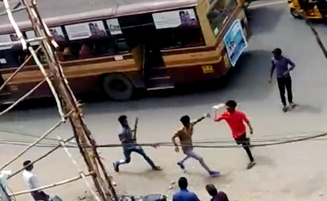 चेन्नई में 'तलवारें' लहराते बस में चढ़े कॉलेज विद्यार्थी, विरोधियों पर किया हमला