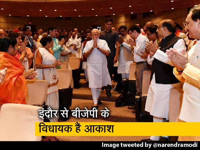 बीजेपी कर सकती है आकाश विजयवर्गीय पर कार्रवाई