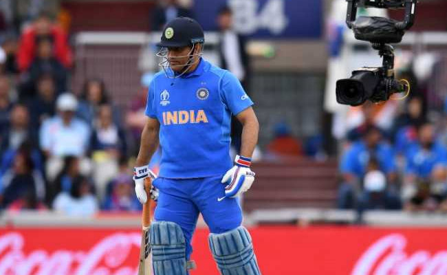 "Dhoni Instead Of Kartik?" Babul Supriyo's Live Match Analysis On Twitter