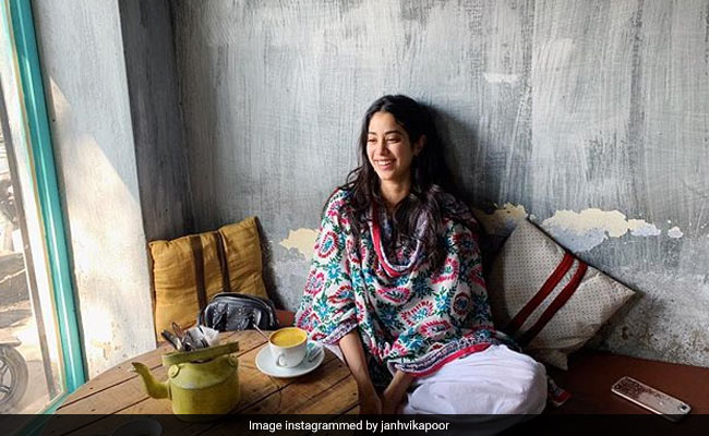 Janhvi Kapoor Films <i>RoohiAfza</i> In Agra, Fans Turn Up On Film Sets: Report