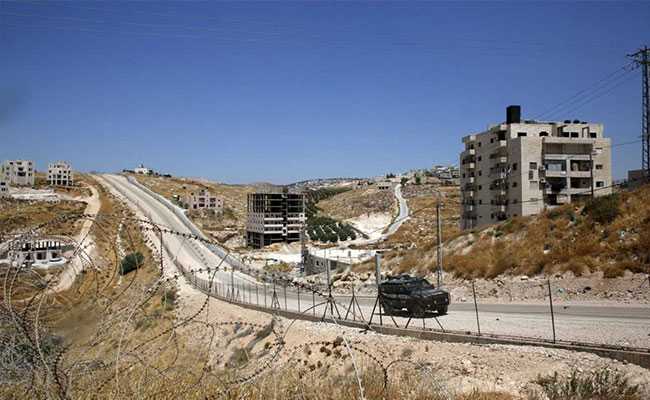 Israel demolishes Palestinian homes on Jerusalem outskirts