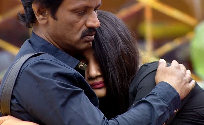 <i>Bigg Boss 3</i> Tamil, Day 23 Written Update: Housemates Fight Over Chocolate, Losliya Breaks Down