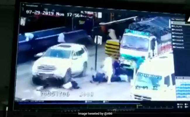 टोल प्लाजा पर अचानक एक्सीलेटर दबाने की वजह से कार की चपेट में आए कई लोग, देखें VIDEO