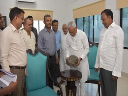 बिहार : आसमान से गिरे  रहस्यमय पत्थर में चुंबकीय शक्ति, म्युजियम में रखा जाएगा बिहार : आसमान से गिरे  रहस्यमय पत्थर में चुंबकीय शक्ति, म्युजियम में रखा जाएगा