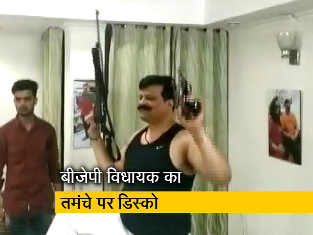 हथियार लहराते और डांस करते नजर आए बीजेपी से निलंबित विधायक प्रणव सिंह