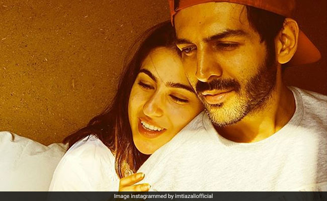 गले लगाकर यूं कहा सारा अली खान ने कार्तिक आर्यन को अलविदा, देखें वायरल Video