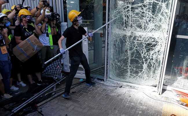 Armed With Metal Rods, Hong Kong Protesters Break Parliament Doors