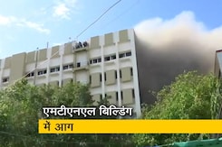 मुंबई के बांद्रा में MTNL बिल्डिंग में लगी भीषण आग मुंबई के बांद्रा में MTNL बिल्डिंग में लगी भीषण आग