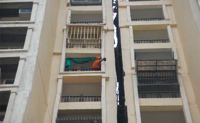 नोएडा: कुछ दिनों से लापता थी लड़की, 120 फीट की ऊंचाई पर टो टावरों के बीच फंसी मिली लाश