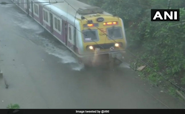 बारिश से बेहाल मायानगरी मुंबई, दो दिनों में ही 540 मिलीमीटर बारिश हुई, टूटा 10 साल का रिकॉर्ड