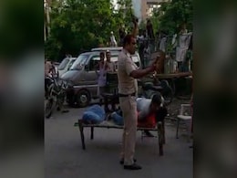 दो पुलिस कर्मियों ने दिखाई बहादुरी, आंखों में मिर्च झोंके जाने पर भी अपराधी को दबोचा दो पुलिस कर्मियों ने दिखाई बहादुरी, आंखों में मिर्च झोंके जाने पर भी अपराधी को दबोचा