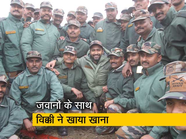 जवानों के साथ खाने की टेबल पर विक्की कौशल ने की खूब सारी बातें