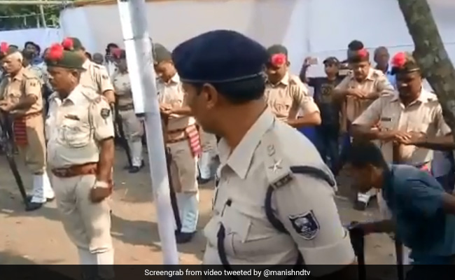 पूर्व सीएम के अंतिम संस्कार में सलामी के दौरान फुस्स हुईं बंदूकें, नहीं चल पाई एक भी गोली, देखें- VIDEO