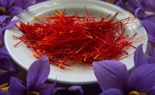 8 Refreshing Saffron Face Cleansers For Radiant Skin