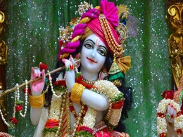 Krishna Janmashtami पर इस तरह कान्हा जी को करें तैयार, झूले को भी फूलों और झालर से सजाएं Krishna Janmashtami पर इस तरह कान्हा जी को करें तैयार, झूले को भी फूलों और झालर से सजाएं