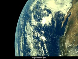 चंद्रयान-2 से ली गई पहली तस्वीरों को ISRO ने किया जारी, Tweet कर लिखी यह बात चंद्रयान-2 से ली गई पहली तस्वीरों को ISRO ने किया जारी, Tweet कर लिखी यह बात
