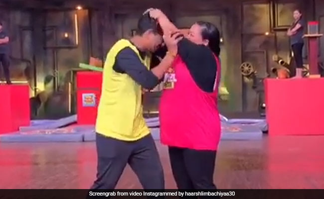 कॉमेडियन भारती सिंह पति के साथ कर रही थीं डांस, तभी बाल खींचकर मारने लगी चांटे, Video हुआ वायरल