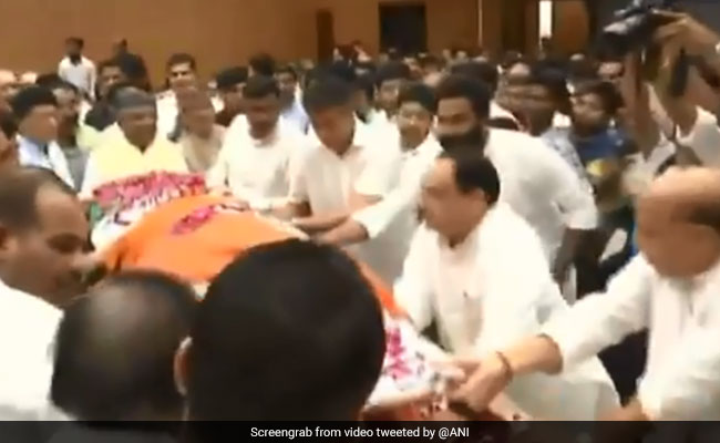 राजनाथ सिंह ने दिया सुषमा स्वराज के पार्थिव शरीर को कंधा, तो रो पड़े लालकृष्ण आडवाणी, देखें- VIDEO