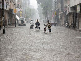 कर्नाटक सहित देश के कई राज्यों में बाढ़ का कहर, जन-जीवन बुरी तरह प्रभावित, 250 से ज्यादा की मौत कर्नाटक सहित देश के कई राज्यों में बाढ़ का कहर, जन-जीवन बुरी तरह प्रभावित, 250 से ज्यादा की मौत