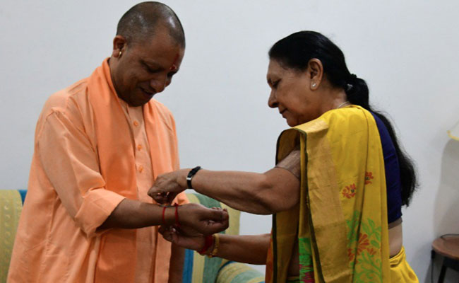 CM योगी आदित्यनाथ ने विधानभवन में किया ध्वजारोहण, फिर राज्यपाल आनंदीबेन पटेल से बंधवाई राखी