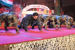 Vicky Kaushal's Push-Up Challenge With Soldiers. How Many Did He Get? Vicky Kaushal's Push-Up Challenge With Soldiers. How Many Did He Get?