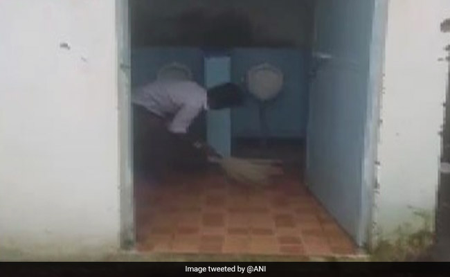 सरकारी स्कूल में स्टूडेंट्स से साफ कराया शौचालय, Video वायरल हुआ तो प्रिंसिपल बोलीं- इसमें कौन-सी बड़ी बात हो गई