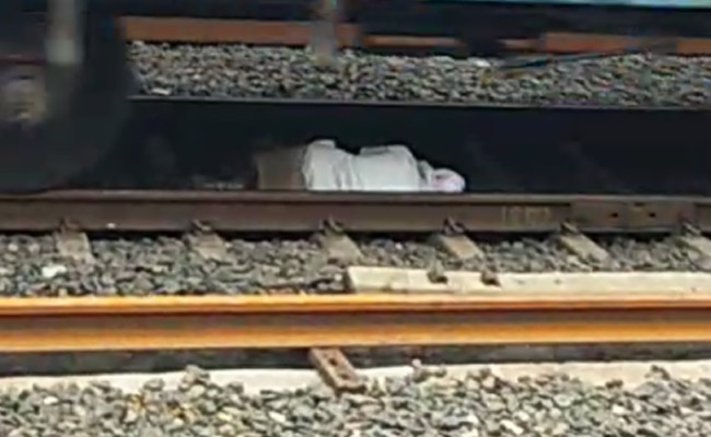 मध्य प्रदेश के झाबुआ में बुजुर्ग के उपर से गुजरी मालगाड़ी, लेकिन खरोंच तक नहीं आई, देखें- VIDEO