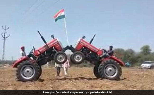 Video: ट्रैक्टरों की मदद से यूं फहराया तिरंगा, एक्ट्रेस बोली- Happy independence day
