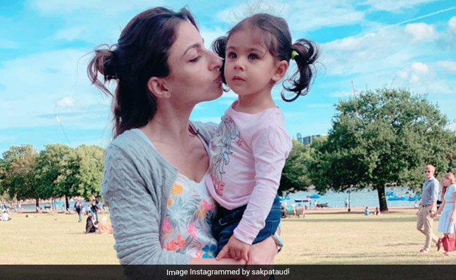 The Internet Loves This Pic Of Soha Ali Khan And Inaaya. Seen Yet?
