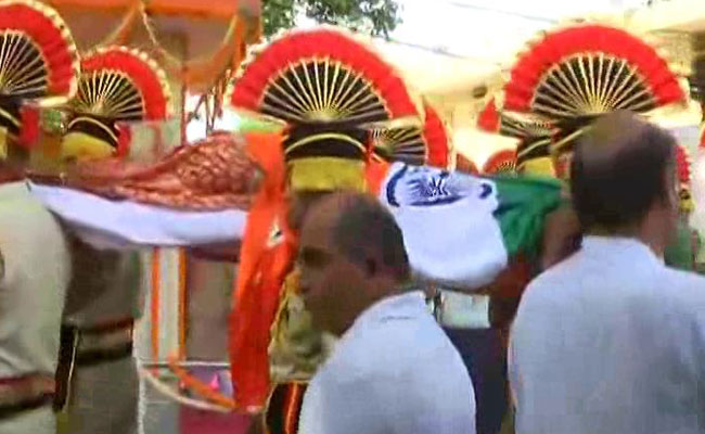 अलविदा सुषमा स्‍वराज! राजकीय सम्मान के साथ हुआ अंतिम संस्कार, PM मोदी सहित कई बड़े नेता रहे मौजूद