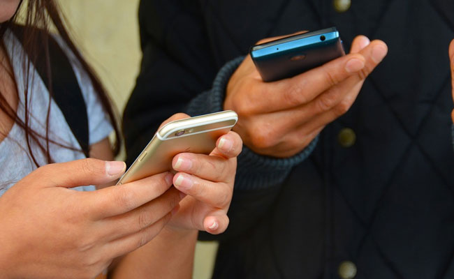 People Are Texting Their 'Number Neighbours' With Hilarious Results