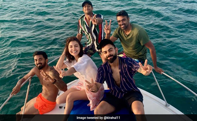 Video: टीम इंडिया के साथ यॉट पर यूं इंजॉय करती नजर आईं अनुष्का शर्मा, विराट कोहली भी दिखे साथ