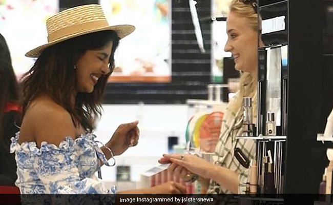 Trending Pics From Priyanka Chopra And Sophie Turner's Miami Shop-Fest