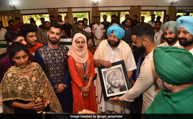 Amarinder Singh Hosts Kashmiri Students On Eid, Says Situation To Improve