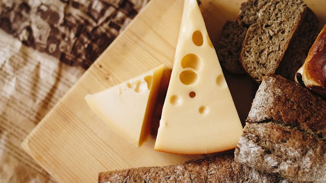 Ricotta cheese and cottage cheese are healthy varieties of cheese