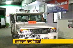 मध्य प्रदेश: इंदौर में नाबालिग के साथ मारपीट मध्य प्रदेश: इंदौर में नाबालिग के साथ मारपीट